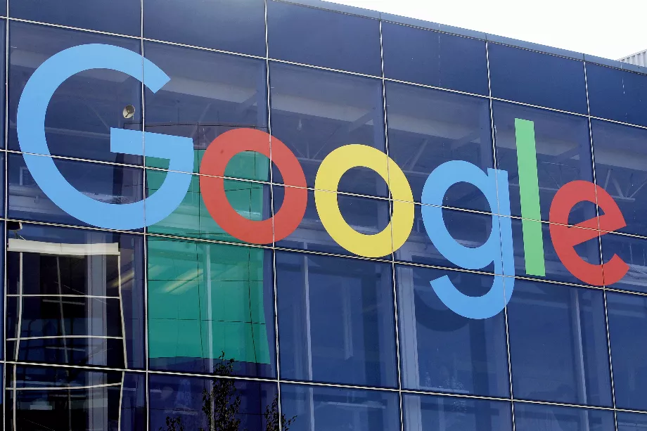 Google annonce un investissement record dans l'intelligence artificielle, annonçant un avenir axé sur l'innovation technologique. (Photo AP/Jeff Chiu, dossier)