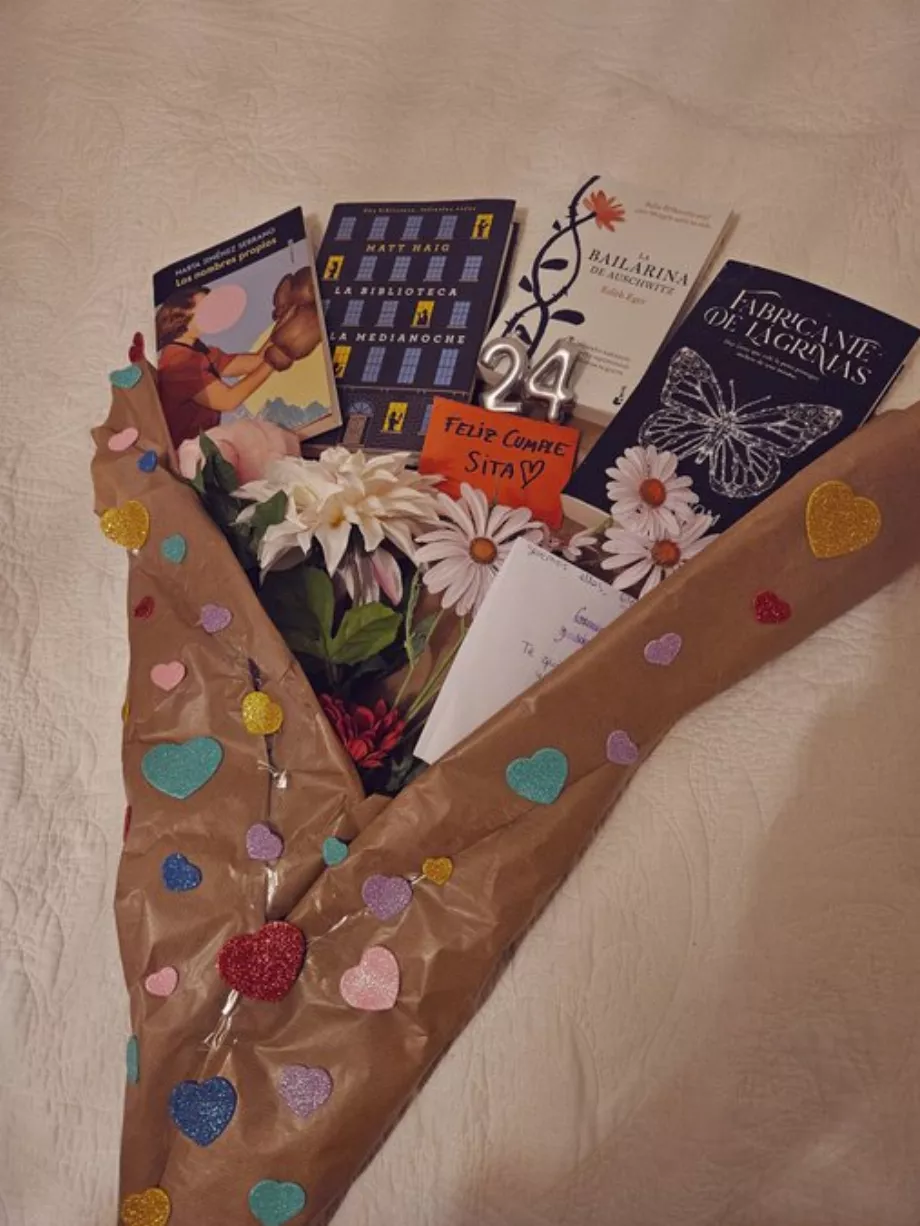 Le bouquet composé de romans et de fleurs devenu viral (X : @alejandracrc)