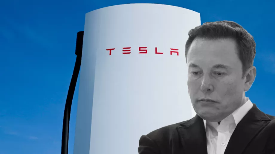 Elon Musk prévient que Tesla pourrait valoir « presque zéro » si elle ne résout pas la conduite autonome. (Composition Infobae - REUTERS)