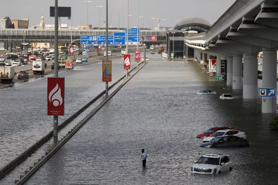 La tempête a complètement paralysé les activités de la ville. REUTERS/Amr Alfiky/photo d'archives