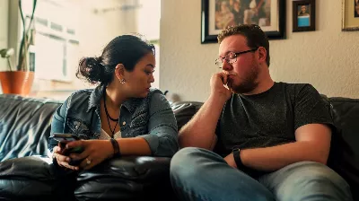 Vérifier le téléphone portable de mon partenaire est-il un crime ? C'est la vérité derrière l'espionnage sans autorisation