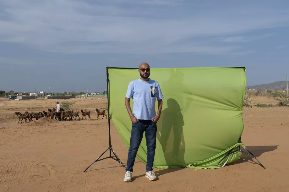 Divyendra Singh Jadoun, 31 ans, créateur de contenu deepfake, pose devant un écran vert qu'il utilise pour générer des vidéos grâce à l'intelligence artificielle dans les déserts de Pushkar, en Inde. (Saumya Khandelwal pour le Washington Post)
