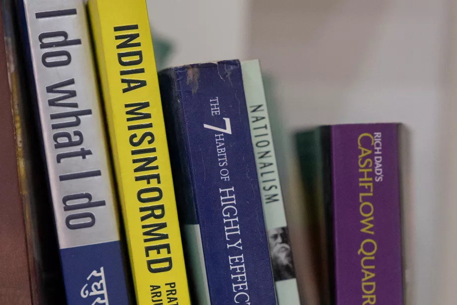 Livres sur la politique indienne au bureau de Polymath Solutions. (Saumya Khandelwal pour le Washington Post)