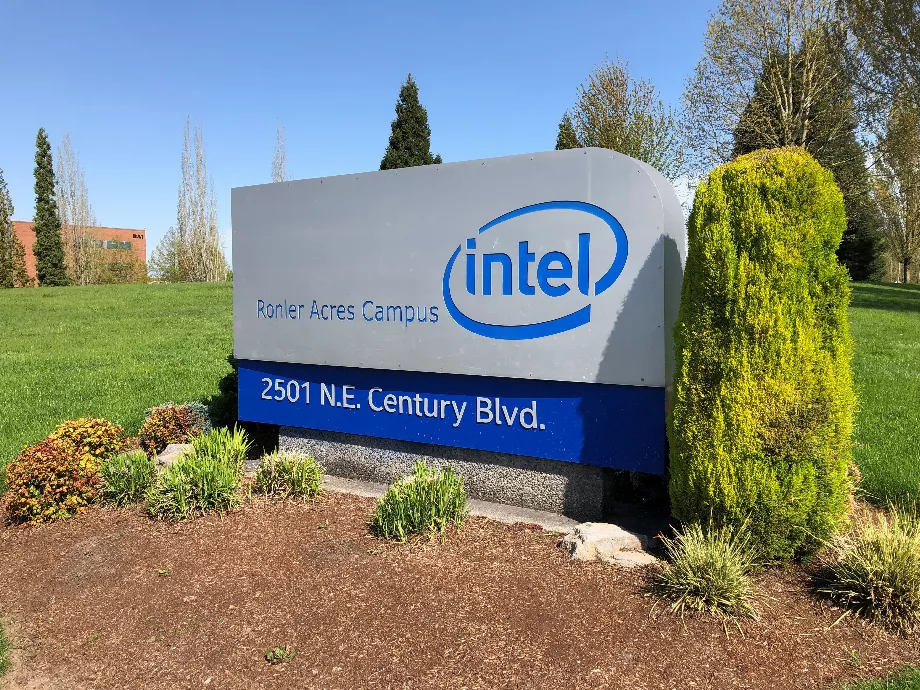 Ce développement souligne l'engagement d'Intel en faveur de l'informatique neuromorphique comme moyen de surmonter les défis actuels et futurs de l'IA. (Reuters/Caroline Humer)