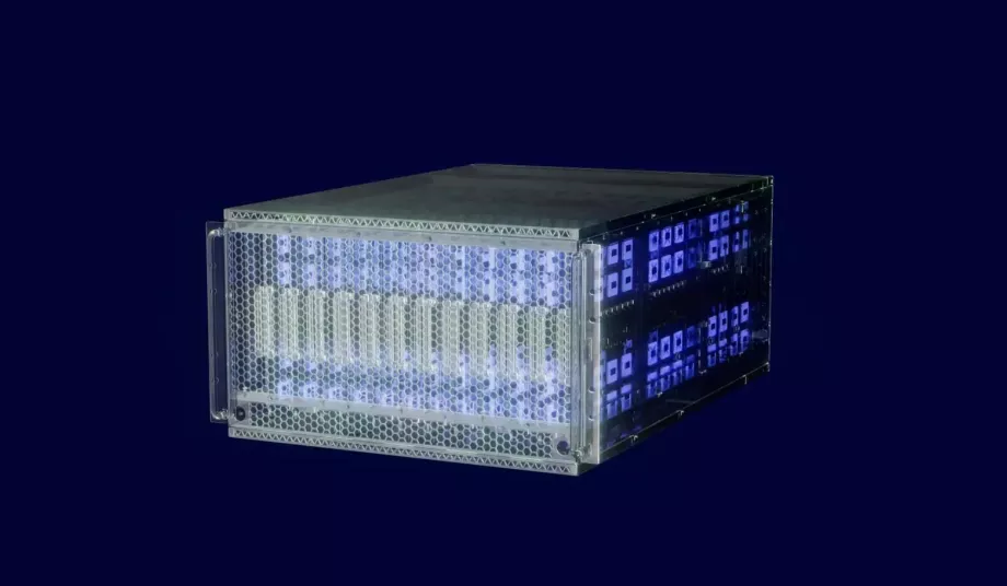 La structure de ce système de la taille d'un micro-ondes comprend plus de 140 544 cœurs de traitement neuromorphiques et est capable de fournir une puissance de 20 pétaOPS, soit l'équivalent de 20 quadrillions d'opérations par seconde. (Intel)