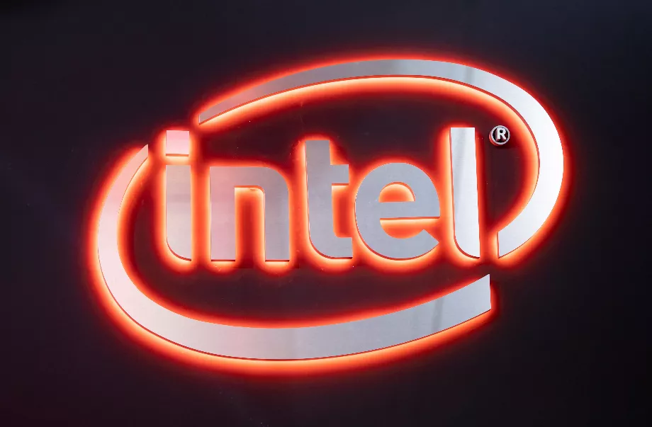 Lors de la conception de Hala Point, Intel s'est concentré sur une simulation avancée du cerveau humain, offrant jusqu'à 128 milliards de synapses réparties sur ses nombreux cœurs et atteignant une consommation électrique maximale de 2 600 watts. (EFE/EPA/Ian Langsdon)