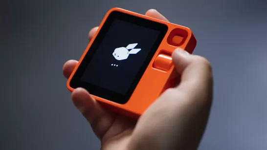 Rabbit R1, qui promet d'égaler le téléphone portable comme AI Pin, a les pires commentaires à son lancement