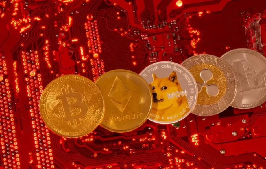 Représentations physiques de diverses crypto-monnaies. (Reuters/Dado Ruvic)