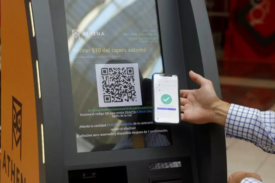 Présentation d'un guichet automatique Bitcoin à San Salvador, El Salvador, le 24 juin 2021. (REUTERS/Jose Cabezas)