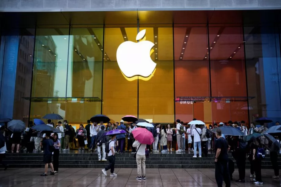 iPhone permet d'installer d'autres magasins d'applications et cela aide les utilisateurs à améliorer leur interaction avec le téléphone. (REUTERS/Aly Song)
