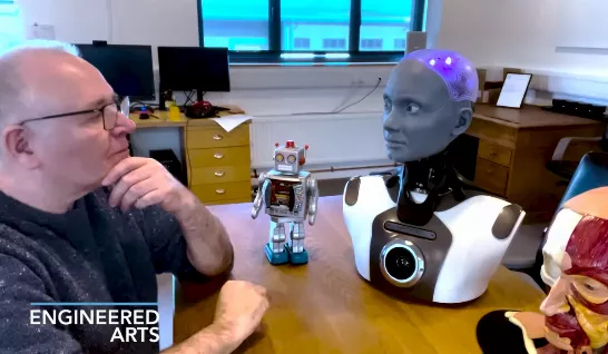 Ce robot imite les voix de personnages célèbres comme Elon Musk et Bob l'éponge, son nom est Ameca