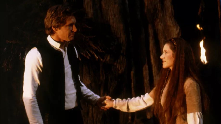 Les acteurs américains Harrison Ford et Carrie Fisher sur le tournage de Star Wars : Épisode VI - Le Retour du Jedi réalisé par le Gallois Richard Marquand. (Photo de Sunset Boulevard/Corbis via Getty Images)