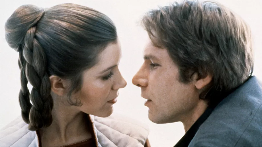 Les acteurs américains Carrie Fisher et Harrison Ford sur le tournage de Star Wars : Episode V - L'Empire contre-attaque réalisé par Irvin Kershner. (Photo de Lucasfilm/Sunset Boulevard/Corbis via Getty Images)