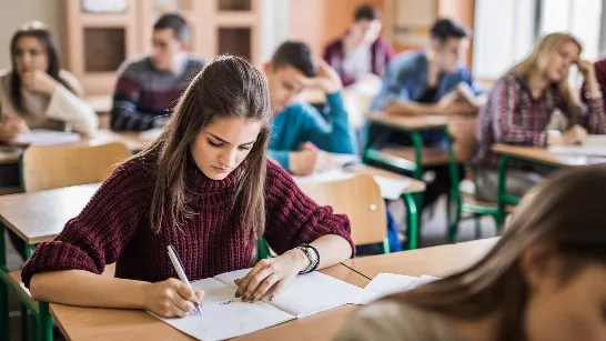 Il s'est rendu compte que ses étudiants utilisaient l'intelligence artificielle pour une question d'examen et sa réaction est devenue virale.