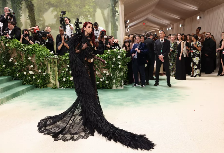 Image réelle de Dua Lipa au Met Gala 2024, très différente de celle générée avec l'IA devenue virale sur les réseaux sociaux. (Reuters)