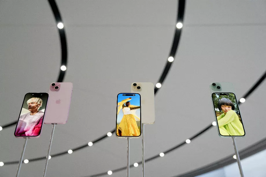 Apple se serait associé à OpenAi pour développer les fonctions d'IA qui arriveront sur l'iPhone. (Reuters/Loren Elliott/Photo d'archives/Photo d'archives)