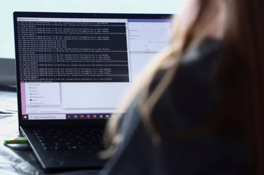 Un employé en cybersécurité de l'équipe de Paris 2024 gère une simulation de cyberattaque et fait semblant de la résoudre depuis un ordinateur du site olympique qui accueillera les tests de hockey au stade Yves-du-Manoir de Colombes, près de Paris le 3 mai 2024. REUTERS / Stéphanie Lecocq