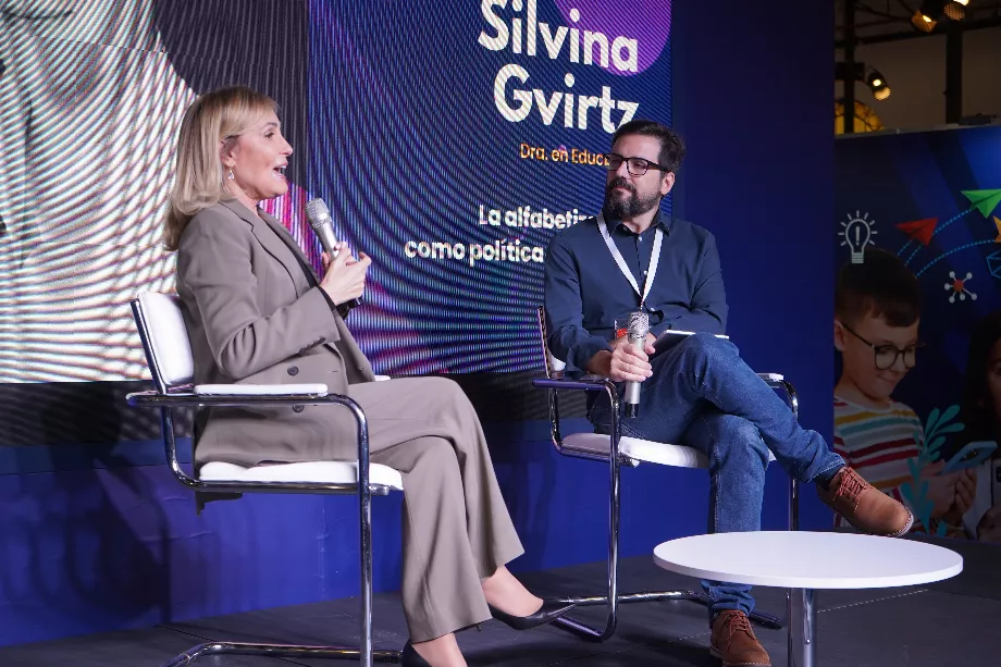 Silvina Gvirtz a souligné qu’« il faudrait éradiquer l’idée du livre imprimé ‘ou’ du livre numérique ». Il a souligné que « le « et » est le point clé, ce sont les textes imprimés « et » les livres numériques (Agustín Brashich/Ticmas)