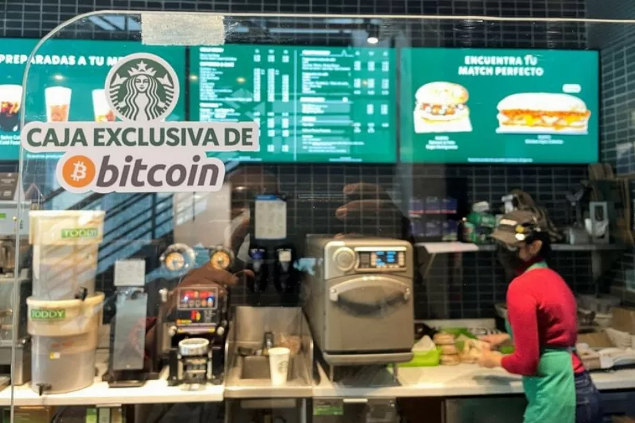 Un panneau indique « boîte Bitcoin exclusive » dans un magasin Starbucks où la crypto-monnaie est acceptée comme moyen de paiement, à San Salvador, au Salvador. (Reuters/José Cabezas)