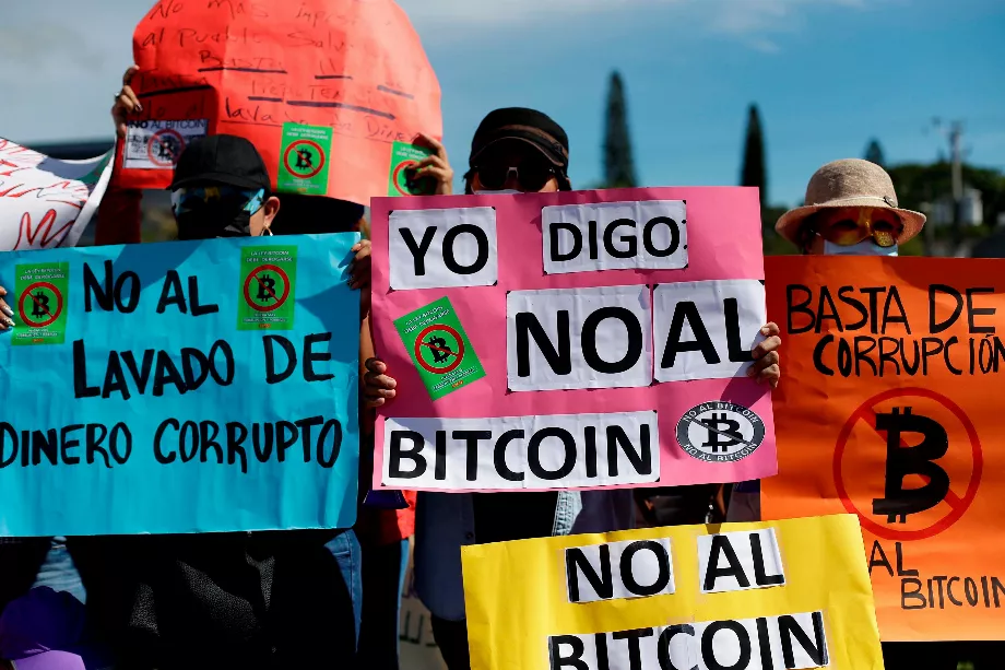 Des citoyens protestent contre l’utilisation du bitcoin comme moyen de paiement, à San Salvador (El Salvador). (EFE/Rodrigo Sura)