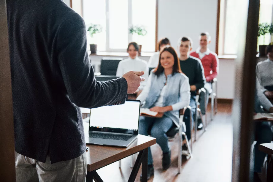 Les enseignants veulent trouver un équilibre entre la technologie et l'attention des élèves sur le sujet du cours. (Photo : Freepik)