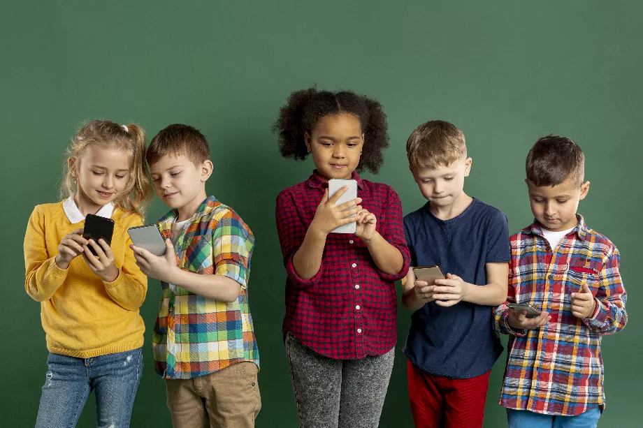 L'utilisation d'appareils mobiles représente une distraction en classe. (Photo : Freepik)