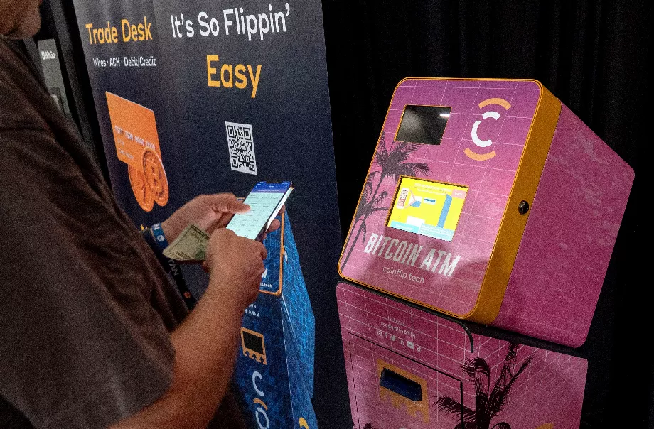 Un guichet automatique pour acheter des crypto-monnaies. (EFE/Cristobal Herrera)