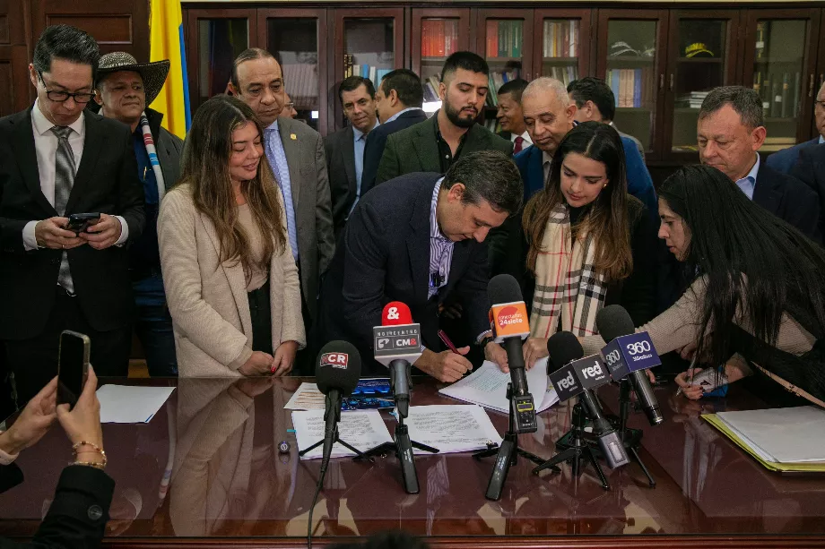 Nous sommes convaincus que cette loi constituera une avancée très importante pour que la Colombie devienne ce que nous voulons : une puissance numérique et un leader régional en matière de transformation et d'intelligence artificielle