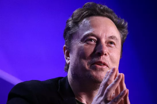 Elon Musk estime qu’à l’avenir, il y aura des « revenus universels élevés » grâce aux progrès de l’IA.