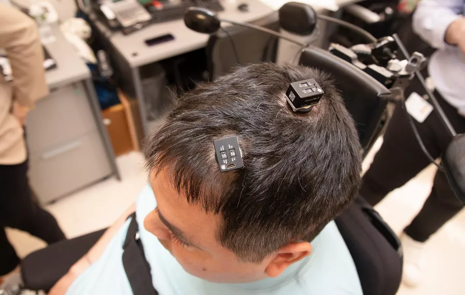 Keith Thomas, qui vit avec la paralysie, s'est fait implanter cinq minuscules micropuces dans son cerveau, formant un élément essentiel d'un « double pontage neuronal » unique en son genre qui utilise l'intelligence artificielle pour décoder et traduire ses pensées (Matthew Libassia/Feinstein Instituts)