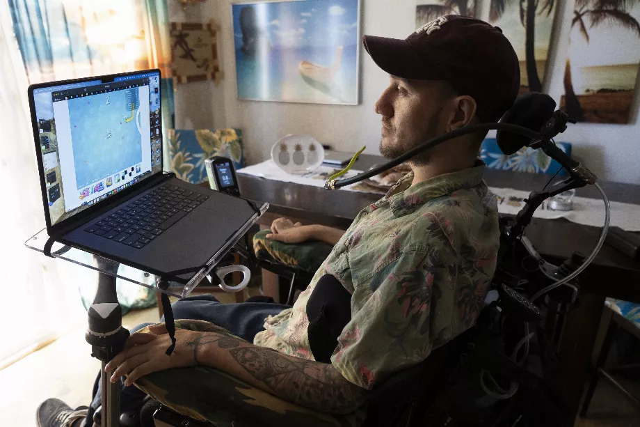 Noland Arbaugh continue de progresser grâce à ses capacités neurologiques après l'implantation de la puce Neuralink (Rebecca Noble/The New York Times)