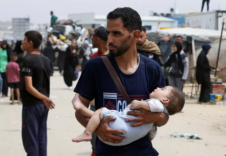 L'image virale est devenue un symbole après l'attaque israélienne à Rafah qui a tué 45 personnes. (Reuters/Hatem Khaled)