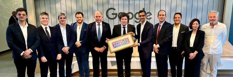 Javier Milei et sa délégation avec Sundar Pichai, PDG de Google