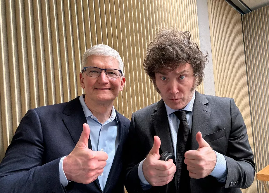 Javier Milei avec Tim Cook, PDG de Google, lors de leur rencontre à San Francisco