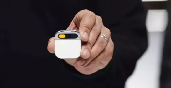 Problèmes avec AI Pin, l'appareil qui remplacerait le téléphone portable pourrait prendre feu