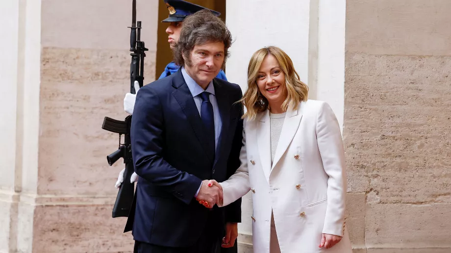 Javier Milei avec Giorgia Meloni, présidente de l'Italie, lors de la visite du chef de l'État à Rome en février
