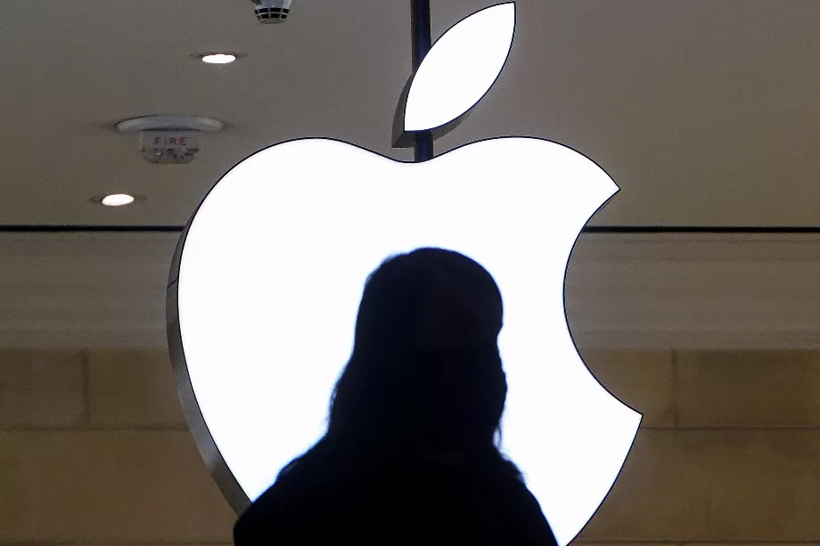 Apple a indiqué que son IA devrait être présente dans ses appareils les plus avancés. (Photo : REUTERS/Carlo Allegri/Photo d'archives)