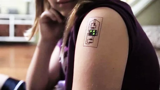Comment fonctionnent les tatouages biotechnologiques et quel rôle joue l’intelligence artificielle dans son essor ?