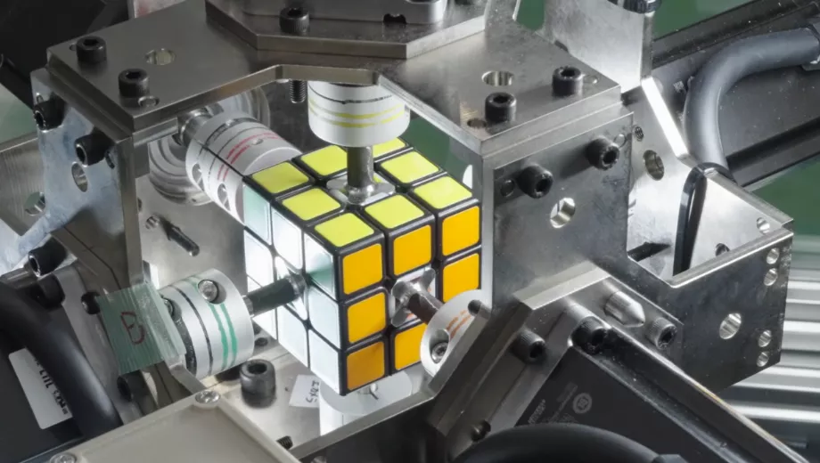 Le robot utilise l'intelligence artificielle pour analyser les couleurs et exécuter des mouvements. (Mitsubishi électrique)