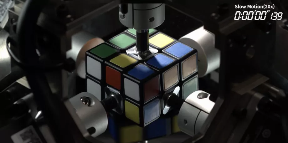 Le robot utilise l'intelligence artificielle pour analyser les couleurs et exécuter des mouvements. (Mitsubishi électrique)