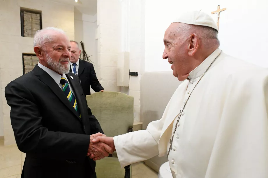 Lula avec le pape François au G7. Le Souverain Pontife a participé à un panel sur l'intelligence artificielle (Vatican Media/Handout via REUTERS)