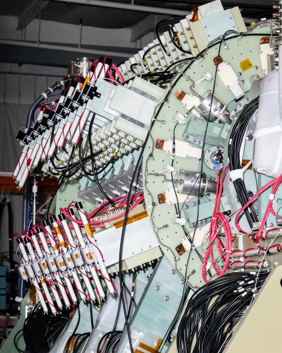 Helion espère capter l'énergie créée par la fusion des atomes - dans le cas de la startup, dans une chambre à vide magnétisée - puis la canaliser sous une forme utilisable. (Chona Kasinger/The Washington Post)