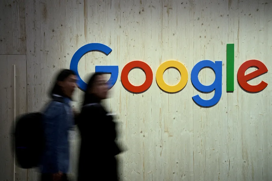 Les recherches sur Google sont optimisées grâce à l'implémentation de l'IA générative. REUTERS/Annegret Hilse//File Photo