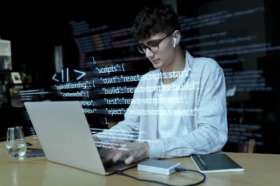 Lancement de 2 500 bourses pour des formations en intelligence artificielle, en programmation et en nouvelles technologies.