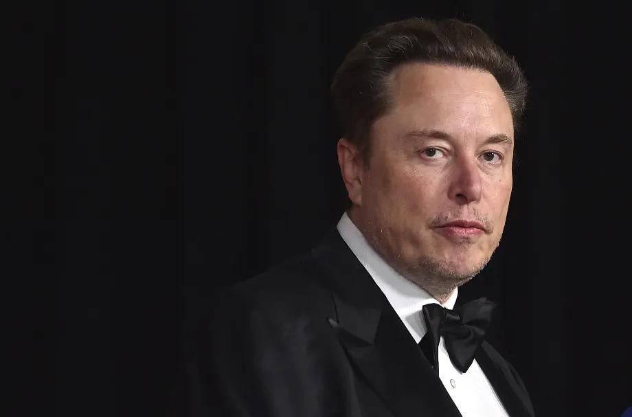 Elon Musk est critiqué pour une vidéo réalisée avec de l'IA dans laquelle Kamala Harris parle de sa candidature. (Photo de Jordan Strauss/Invision/AP, Archives)