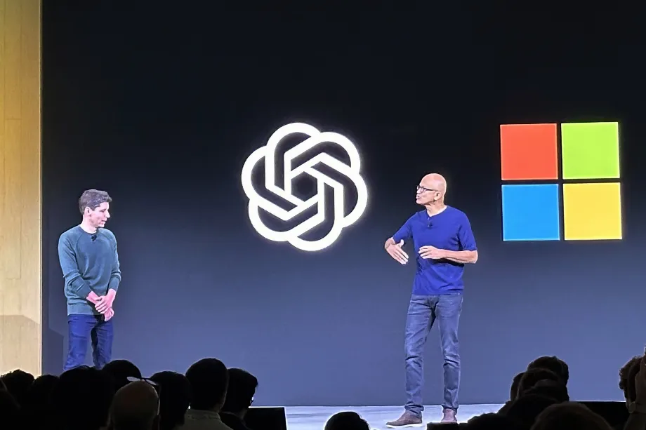 Satya Nadella, PDG de Microsoft, a partagé la scène avec Sam Altman d'OpenAI pour présenter les dernières fonctionnalités des modèles d'IA. (AP Photo/Barbara Ortutay, Archives)