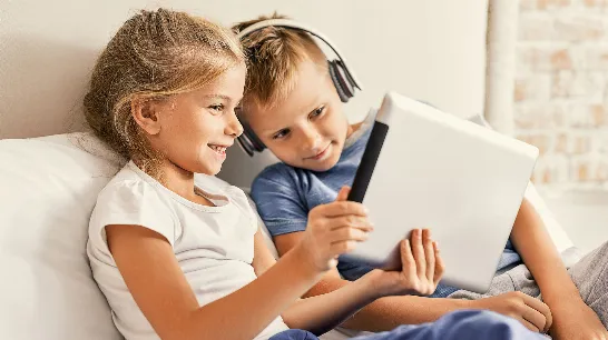 Comment participer à des ateliers de technologie gratuits pendant le Mois des Enfants.