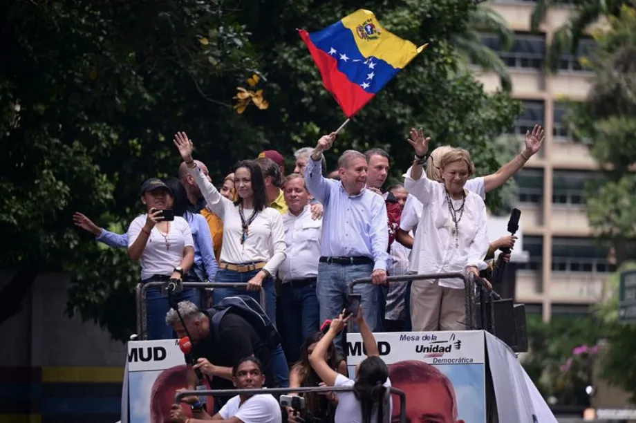 Une Vénézuélienne qui a affirmé que les votes de sa mère, de sa sœur et du sien apparaissent enregistrés en faveur de Maduro - crédit Gaby Craa/REUTERS