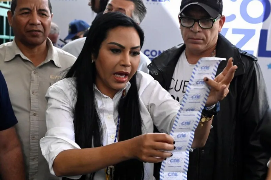 La diputada opositora venezolana Delsa Solorzano muestra un recuento electoral durante una rueda de prensa en Caracas (REUTERS/Maxwell Briceno)