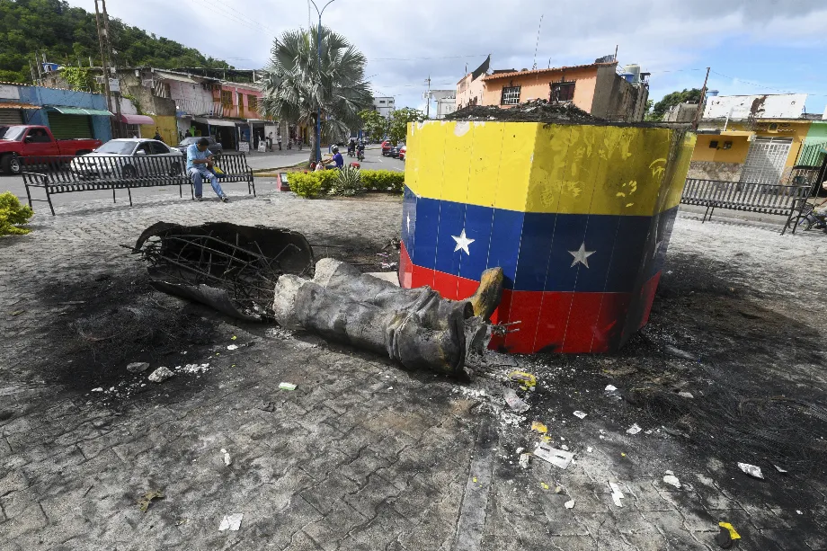Une statue de l'ancien président vénézuélien Hugo Chávez, détruite (AP Photo/Jacinto Oliveros)